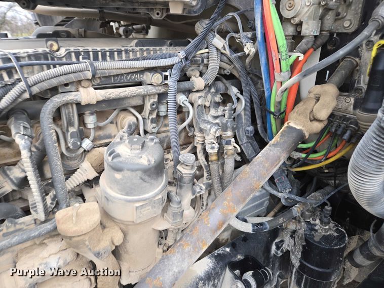 image for item DU2555 2015 Kenworth T680 semi truck