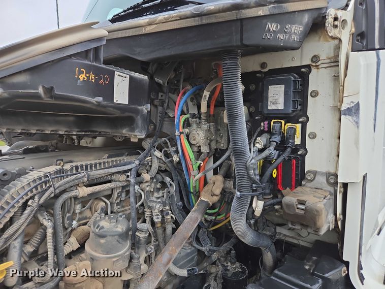 image for item DU2555 2015 Kenworth T680 semi truck