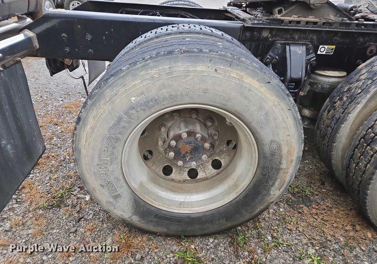 image for item DU2555 2015 Kenworth T680 semi truck