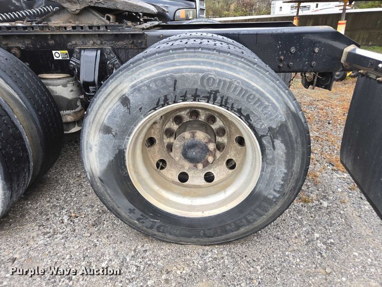 image for item DU2555 2015 Kenworth T680 semi truck