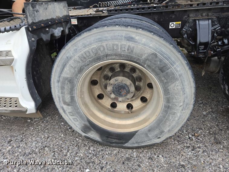 image for item DU2555 2015 Kenworth T680 semi truck