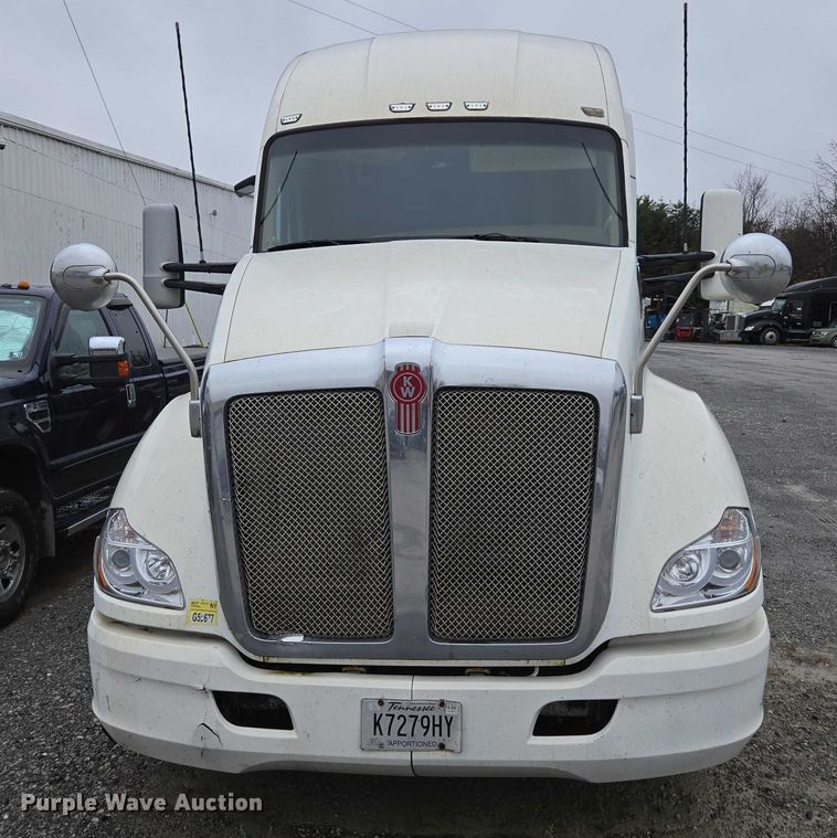 image for item DU2556 2015 Kenworth T680 semi truck
