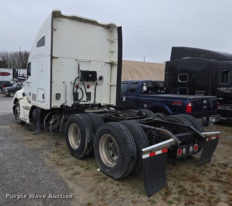 image for item DU2556 2015 Kenworth T680 semi truck