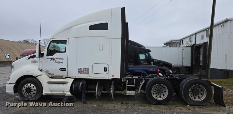 image for item DU2556 2015 Kenworth T680 semi truck