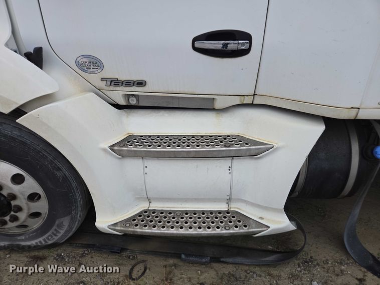 image for item DU2556 2015 Kenworth T680 semi truck