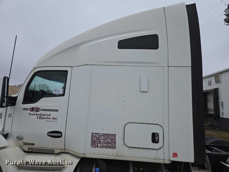 image for item DU2556 2015 Kenworth T680 semi truck