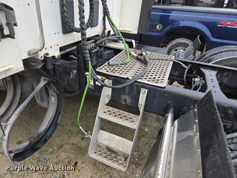 image for item DU2556 2015 Kenworth T680 semi truck