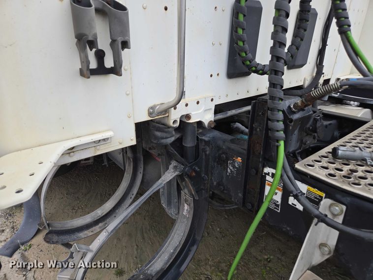 image for item DU2556 2015 Kenworth T680 semi truck