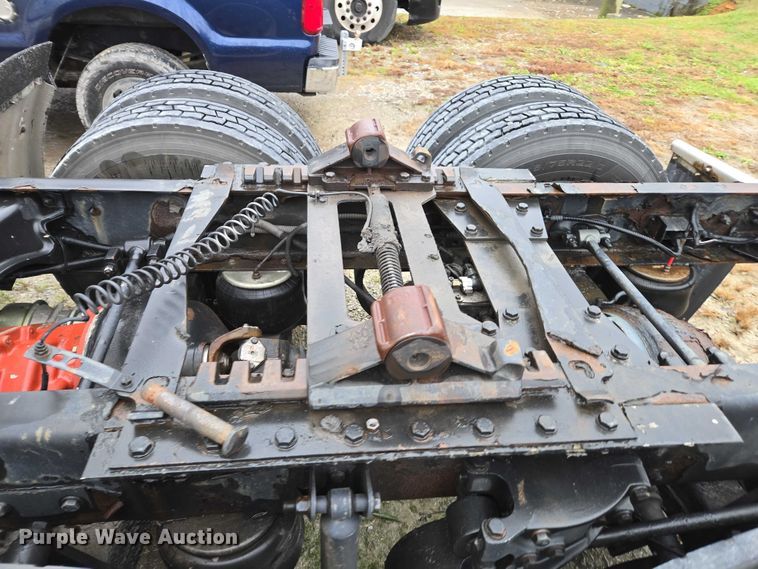 image for item DU2556 2015 Kenworth T680 semi truck