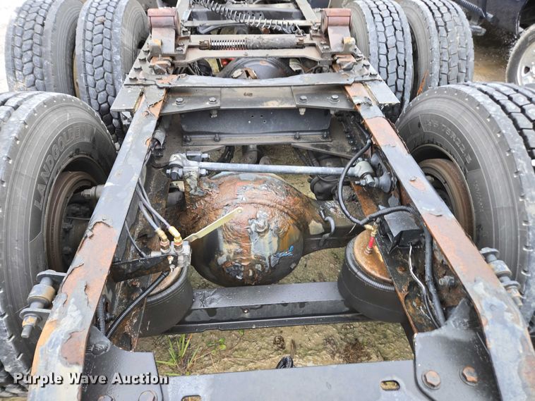 image for item DU2556 2015 Kenworth T680 semi truck