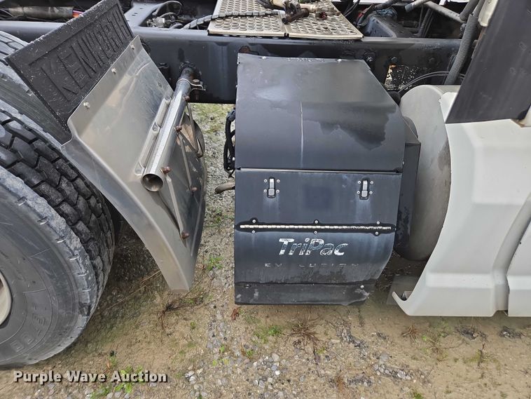 image for item DU2556 2015 Kenworth T680 semi truck