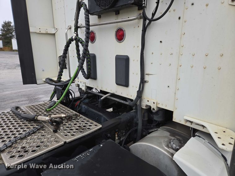 image for item DU2556 2015 Kenworth T680 semi truck