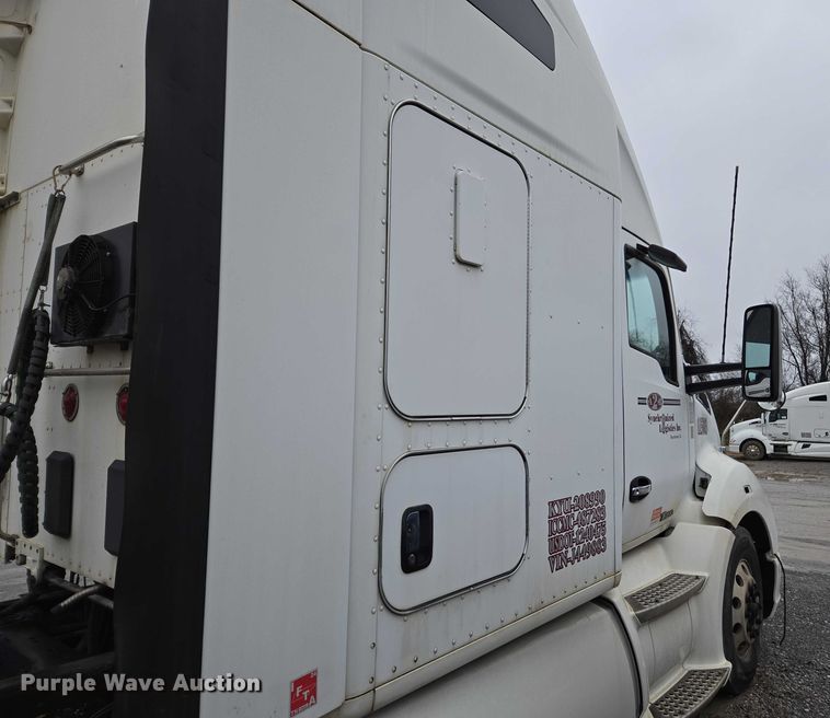 image for item DU2556 2015 Kenworth T680 semi truck