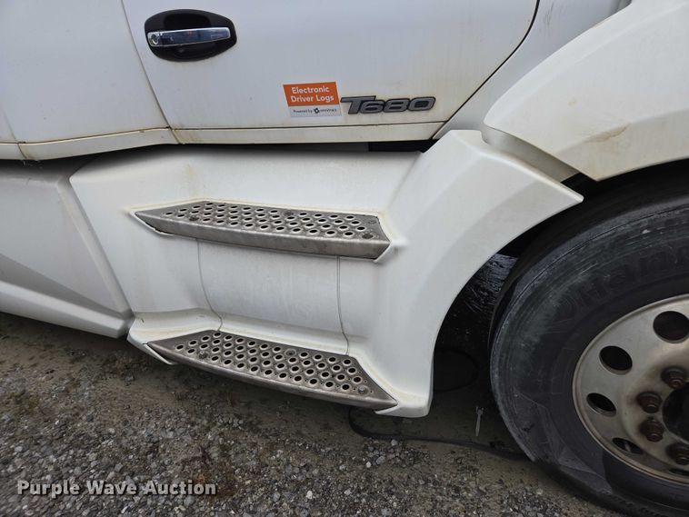 image for item DU2556 2015 Kenworth T680 semi truck