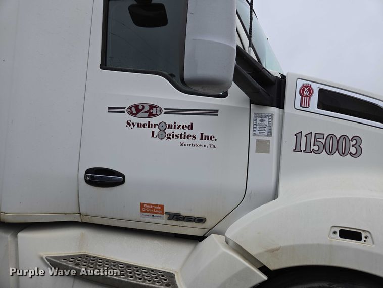 image for item DU2556 2015 Kenworth T680 semi truck