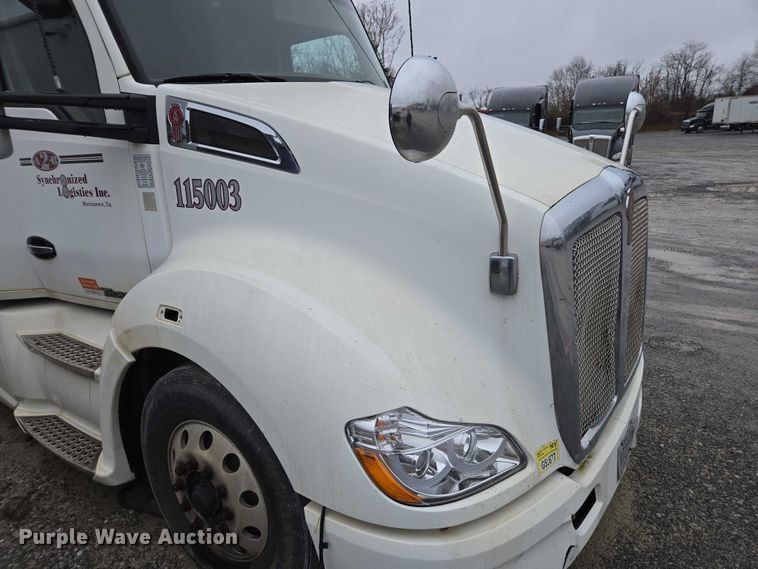 image for item DU2556 2015 Kenworth T680 semi truck