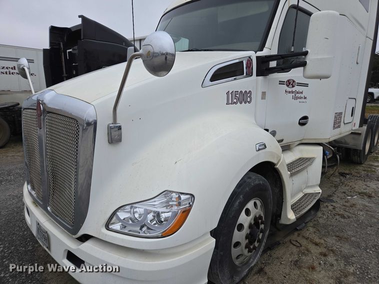 image for item DU2556 2015 Kenworth T680 semi truck
