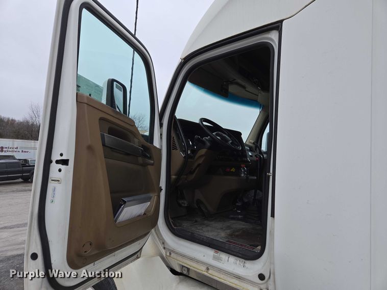 image for item DU2556 2015 Kenworth T680 semi truck