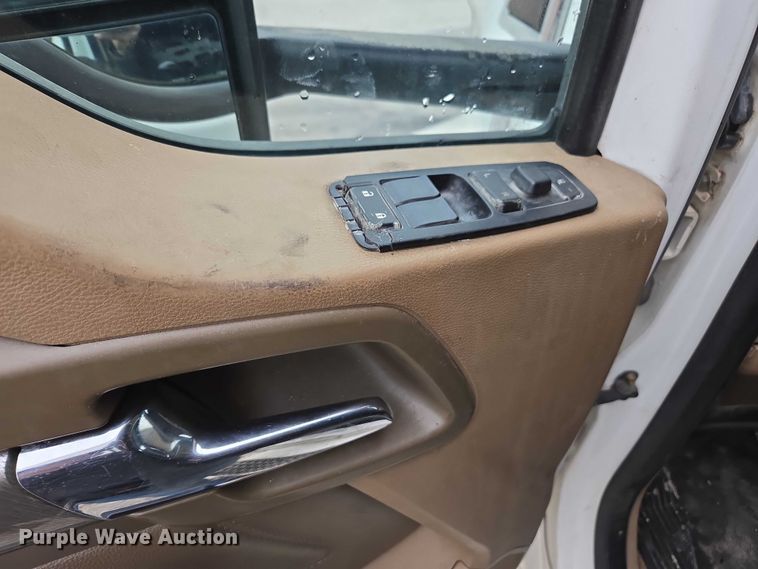 image for item DU2556 2015 Kenworth T680 semi truck