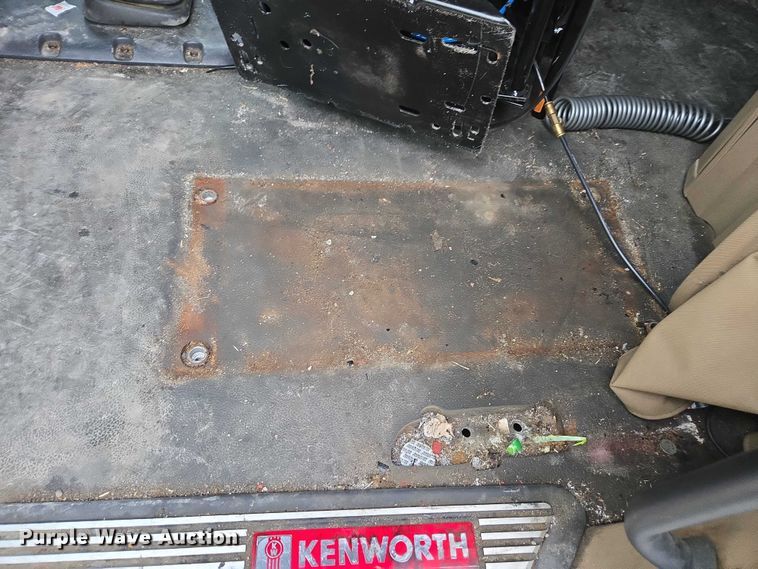 image for item DU2556 2015 Kenworth T680 semi truck