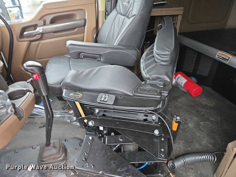 image for item DU2556 2015 Kenworth T680 semi truck