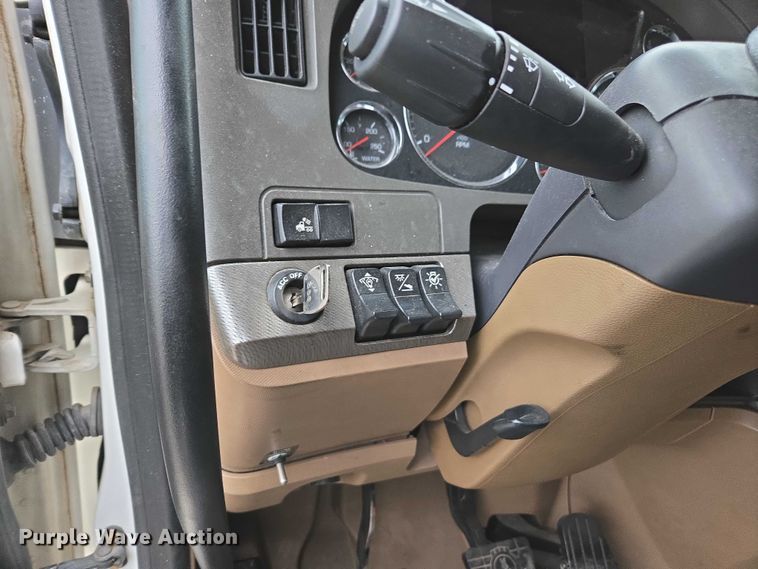 image for item DU2556 2015 Kenworth T680 semi truck