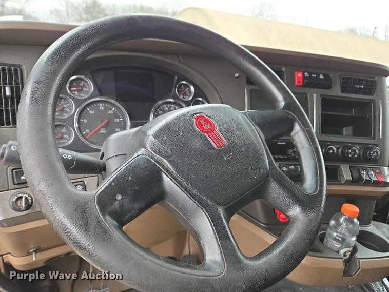 image for item DU2556 2015 Kenworth T680 semi truck