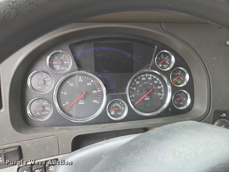 image for item DU2556 2015 Kenworth T680 semi truck