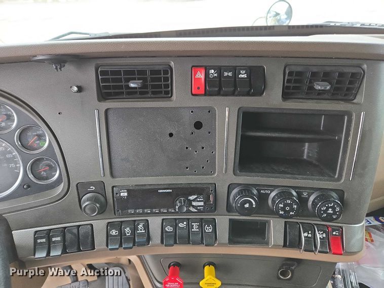 image for item DU2556 2015 Kenworth T680 semi truck