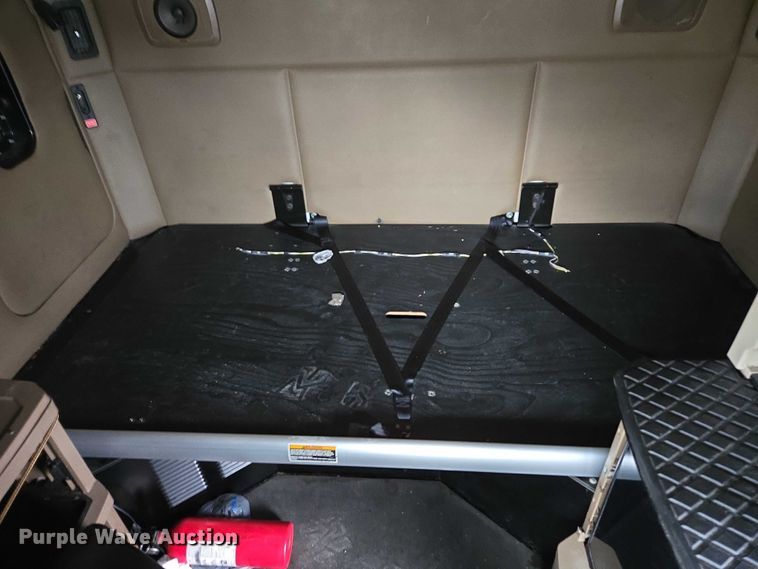 image for item DU2556 2015 Kenworth T680 semi truck