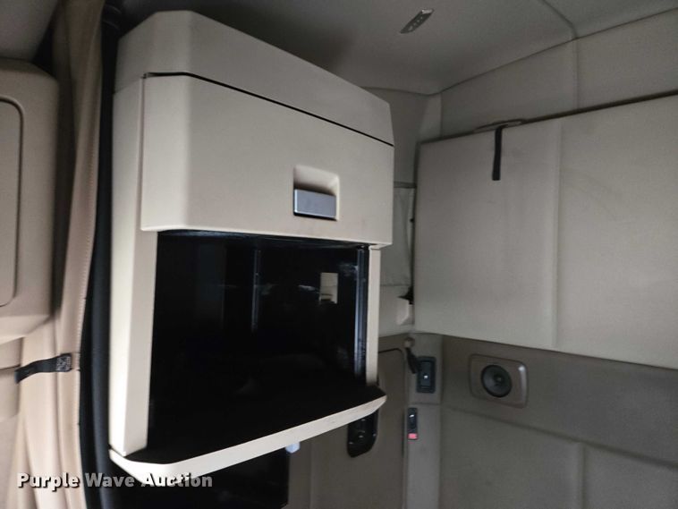 image for item DU2556 2015 Kenworth T680 semi truck