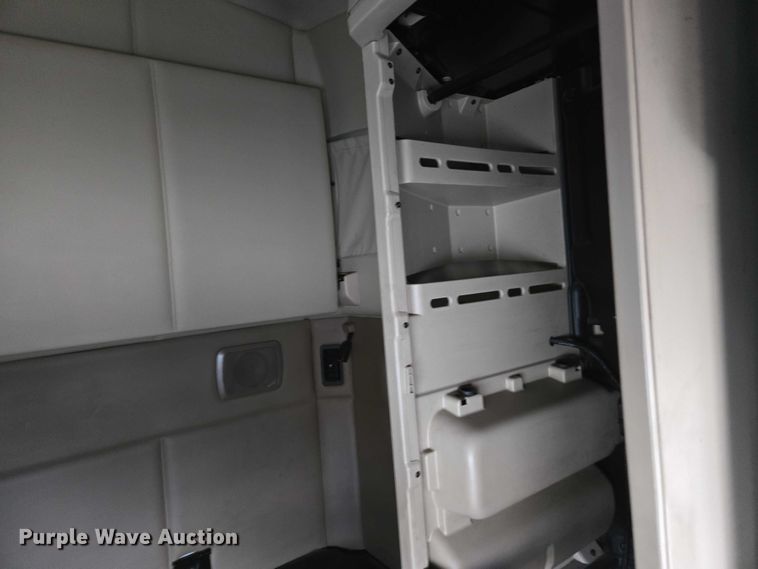 image for item DU2556 2015 Kenworth T680 semi truck