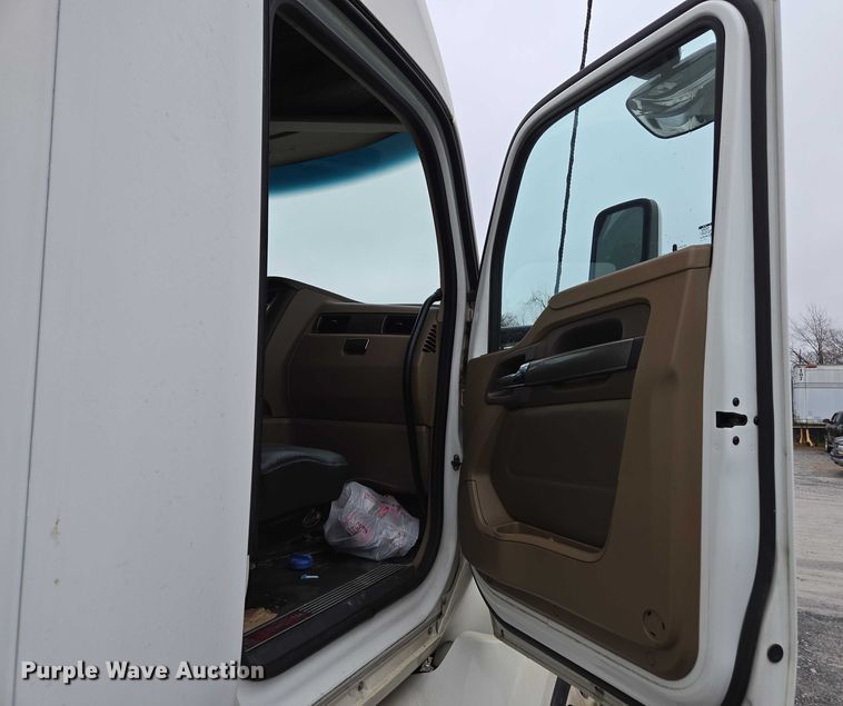 image for item DU2556 2015 Kenworth T680 semi truck