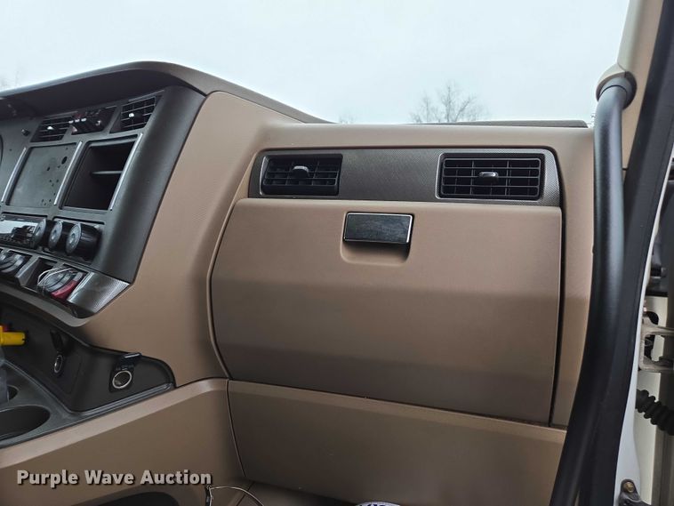 image for item DU2556 2015 Kenworth T680 semi truck