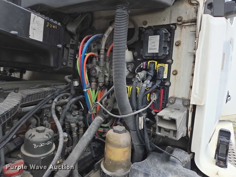 image for item DU2556 2015 Kenworth T680 semi truck