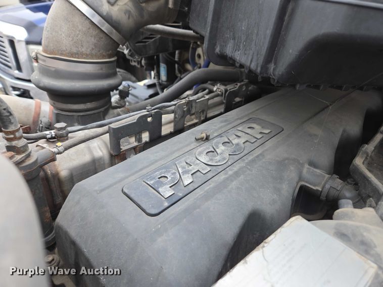 image for item DU2556 2015 Kenworth T680 semi truck