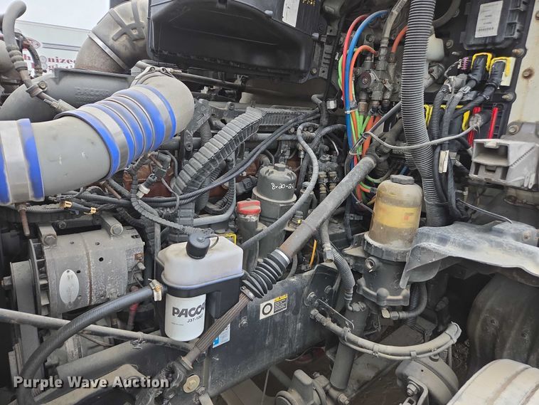 image for item DU2556 2015 Kenworth T680 semi truck