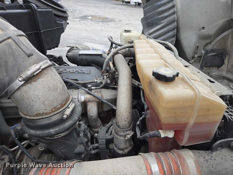 image for item DU2556 2015 Kenworth T680 semi truck