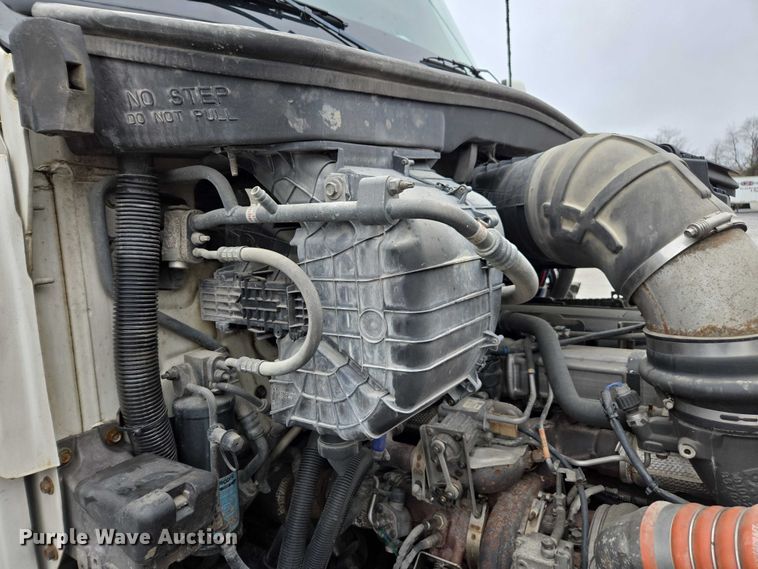 image for item DU2556 2015 Kenworth T680 semi truck