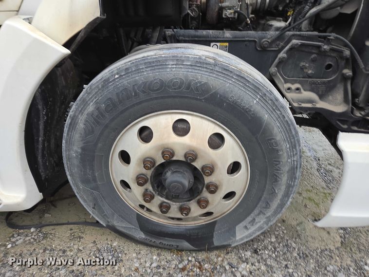 image for item DU2556 2015 Kenworth T680 semi truck