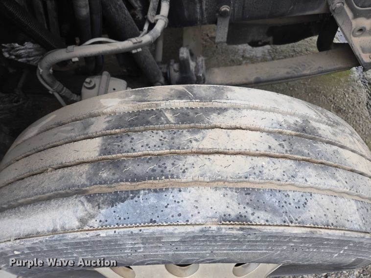 image for item DU2556 2015 Kenworth T680 semi truck