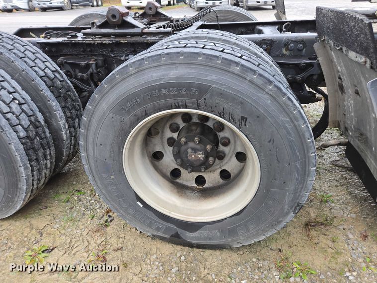 image for item DU2556 2015 Kenworth T680 semi truck