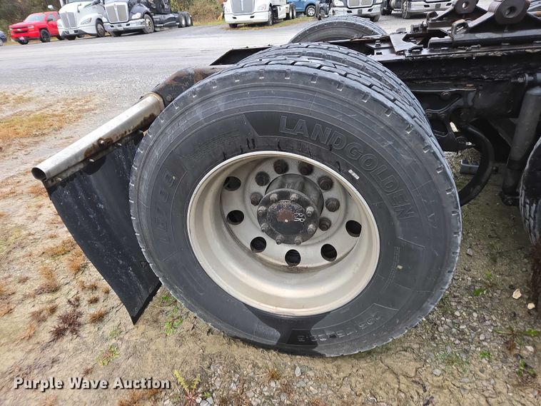 image for item DU2556 2015 Kenworth T680 semi truck