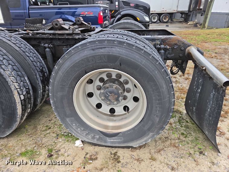 image for item DU2556 2015 Kenworth T680 semi truck