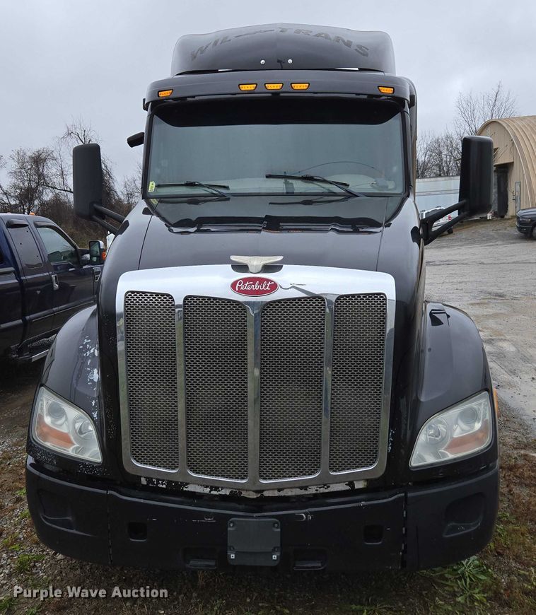 image for item DU2557 2015 Peterbilt 579 semi truck