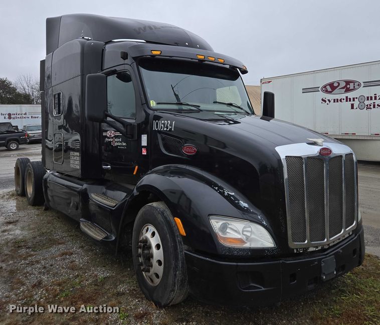 image for item DU2557 2015 Peterbilt 579 semi truck