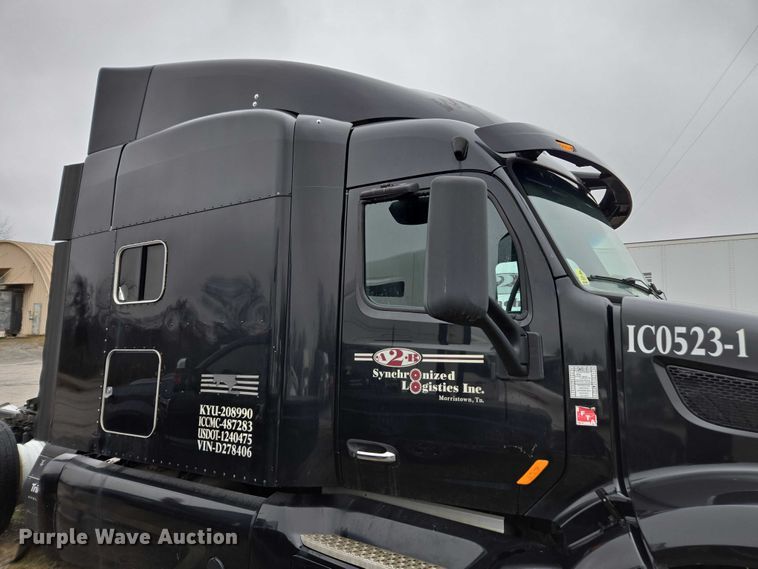 image for item DU2557 2015 Peterbilt 579 semi truck