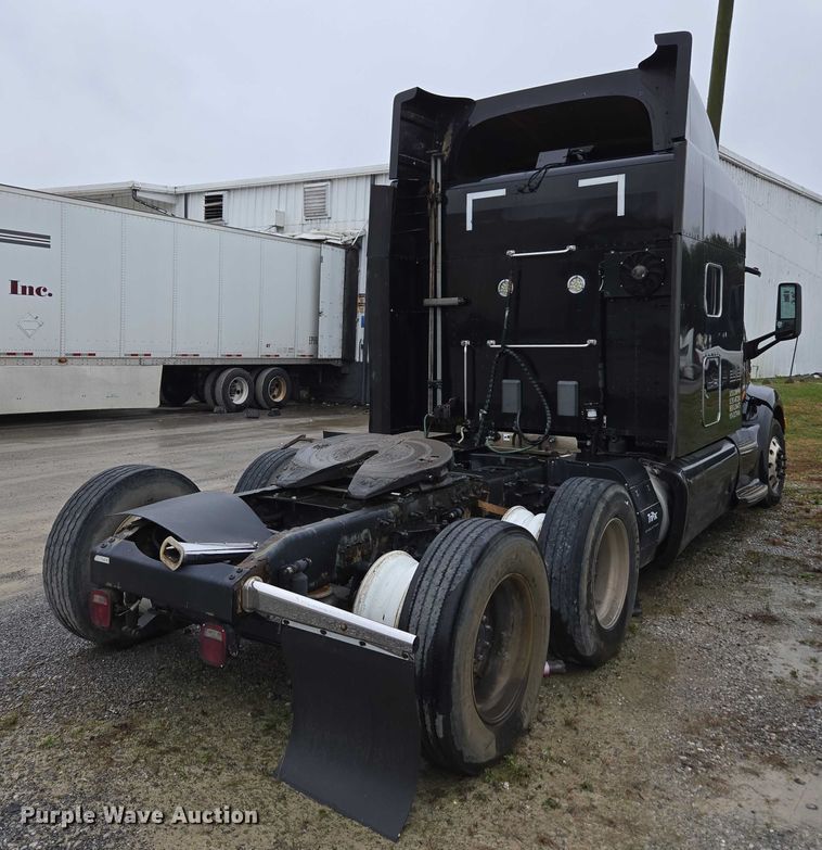 image for item DU2557 2015 Peterbilt 579 semi truck