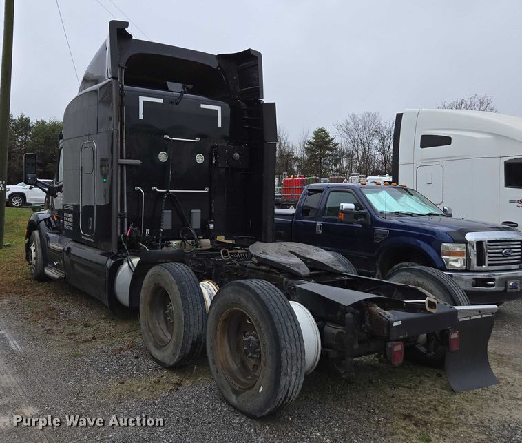 image for item DU2557 2015 Peterbilt 579 semi truck