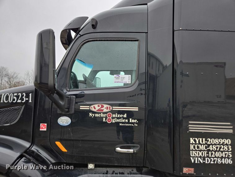 image for item DU2557 2015 Peterbilt 579 semi truck